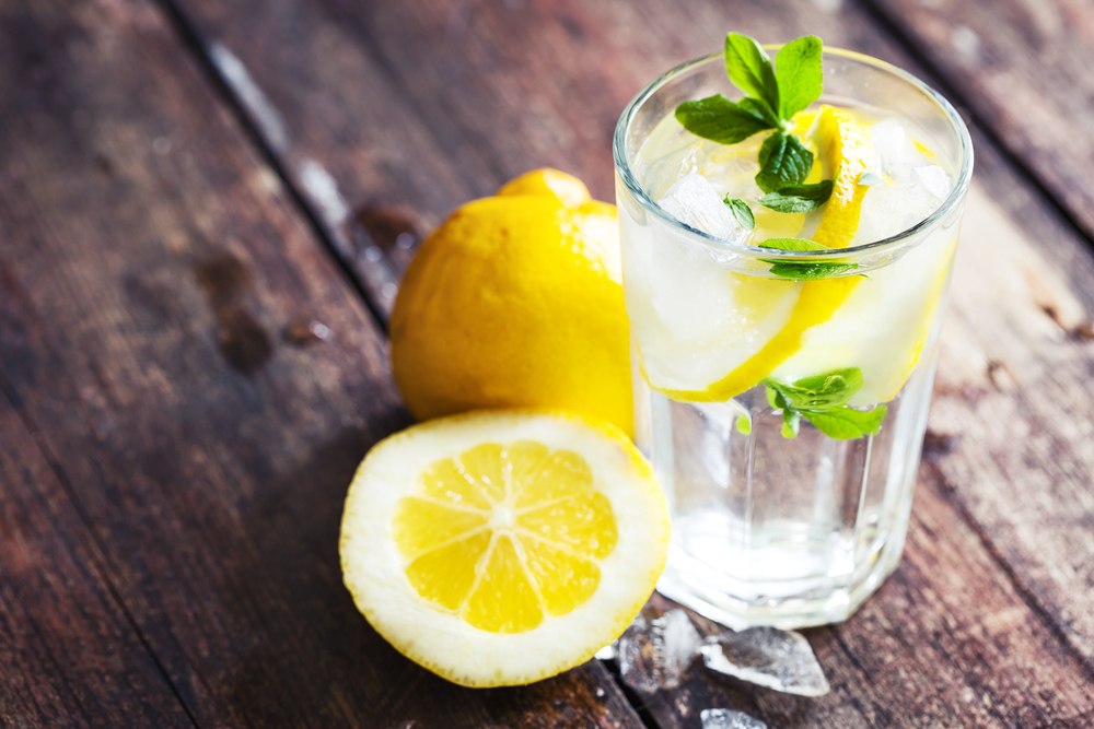 Зошто пиењето вода со лимон наутро е толку добра за вашето здравје?