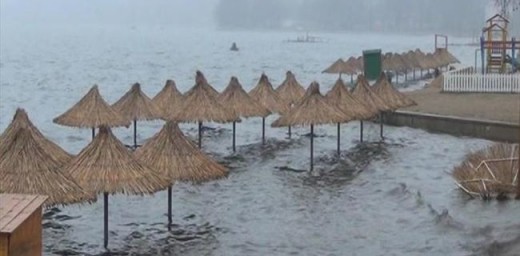 Поплавени плажите во Дојран – Ако не се регулира нивото на езерото се закануваат сериозни проблеми!