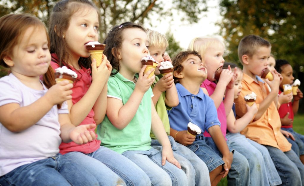 Сладоледот подобар од слатките за детските заби, препорачуваат стоматолозите!