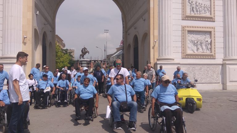 Со марш во инвалидски колички лицата со параплегија побараа решавање на проблемите и подобар пристап до институциите!