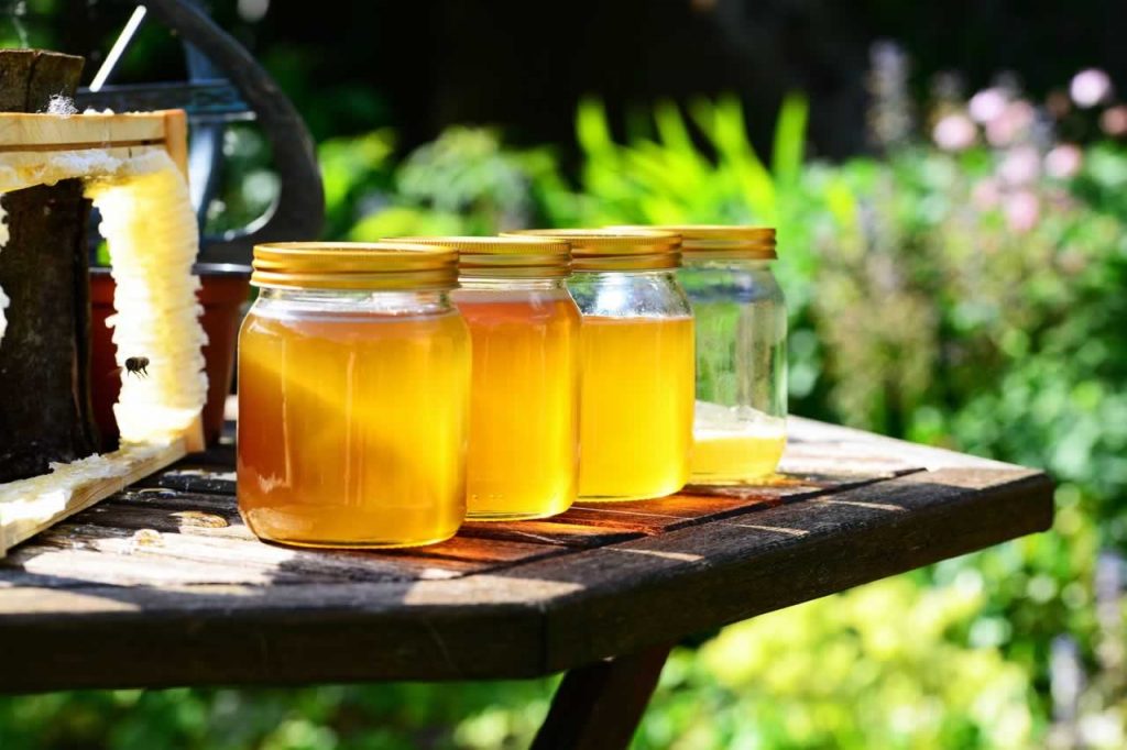 Еве како да откриете лажен мед со помош на кибрит
