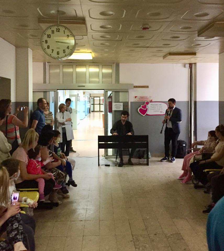 Дуке Бојаџиев со мини хуманитарни концерти го помина денот со пациентите на Детска клиника!