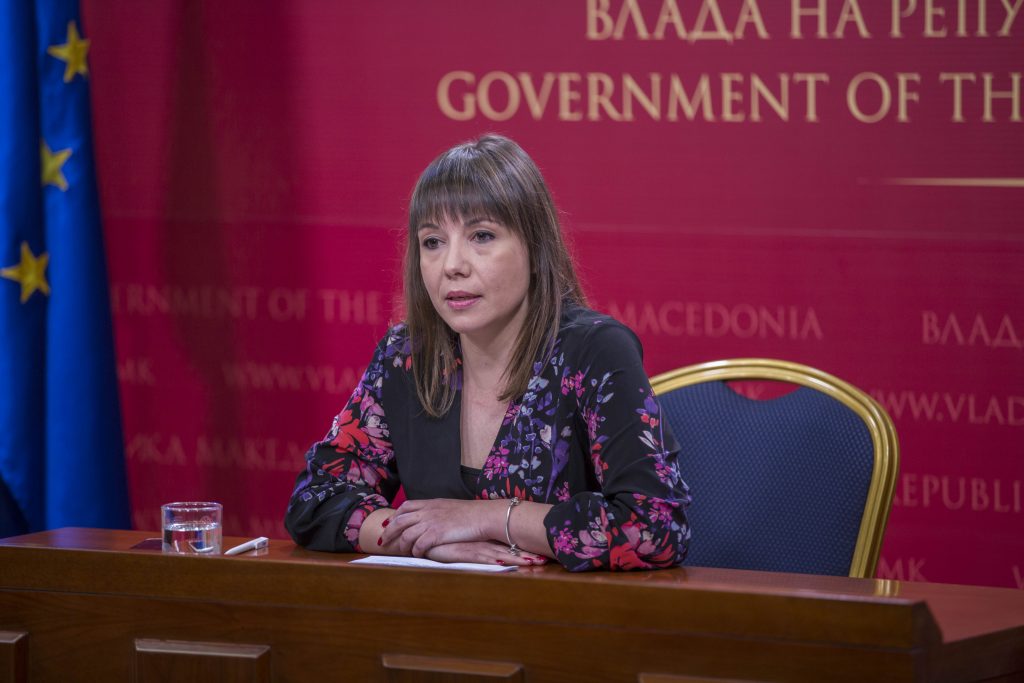 Гапковска до Царовска: Срам да ви е! Министерката го подобри законот за социјалците, им го „скина“ додатокот за мобилност.