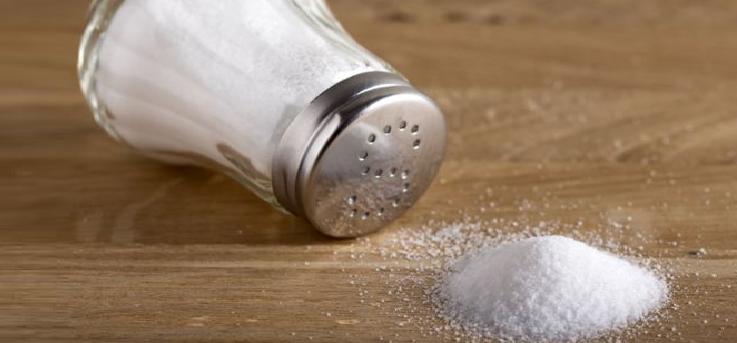 Неколку знаци дека јадете премногу сол