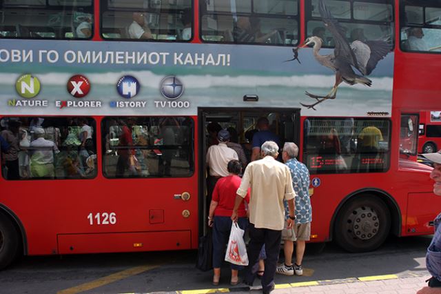 Скопјани се жалат од ЈСП: Чекаме автобус најавен на возниот ред, но тој не доаѓа