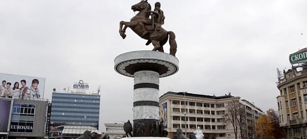 Власта се одмаздува: Или отстранување, или легализација на „Воинот на коњ“ и порта „Македонија“