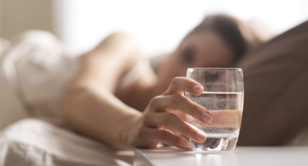 Задолжително испијте чаша вода пред спиење!