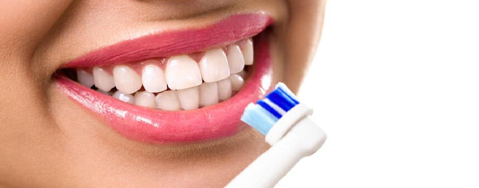 Како да се намали чувствителноста на забите? Грубата четка само го зголемува проблемот
