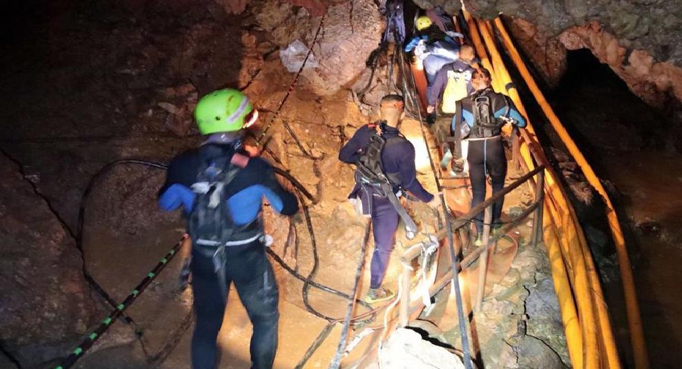 Сите 12 деца и фудбалскиот тренер извлечени од пештерата во Тајланд