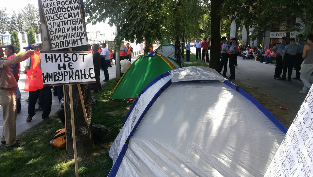 Доста лаги и ветувања: Вработените во „Еурокомпозит“ ќе кампуваат пред Влада се’ до исполнување на ветувањата
