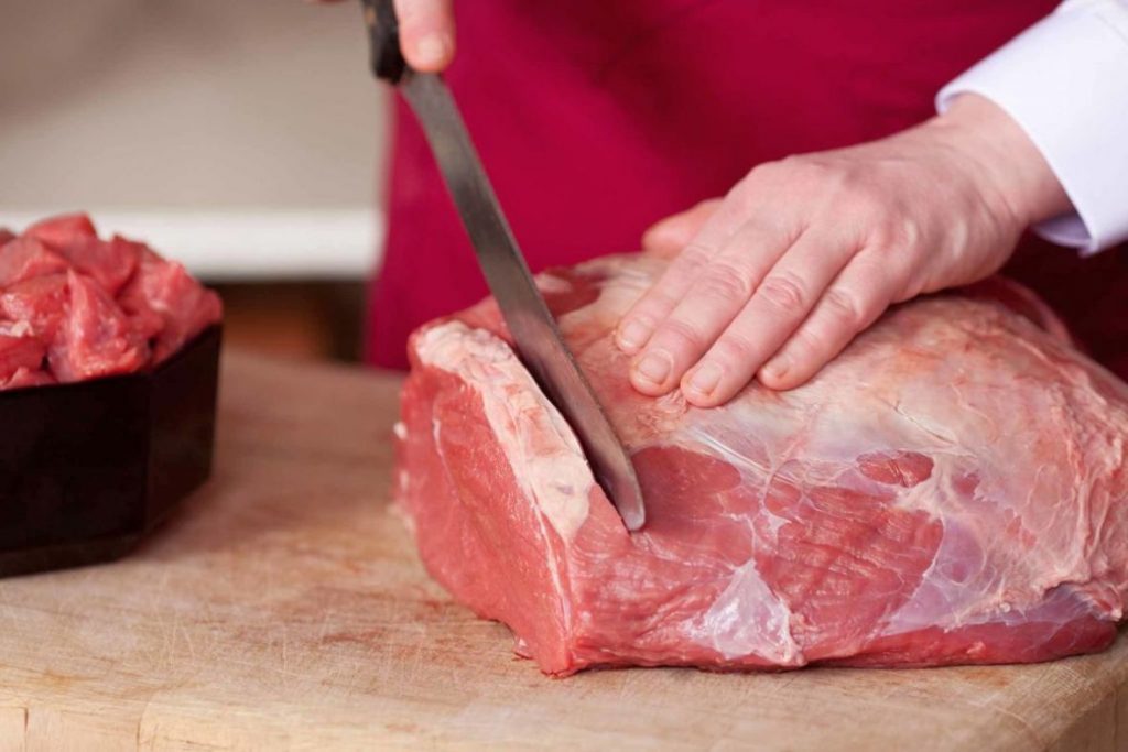 Албанија блокираше 50 тони бразилско месо со салмонела, постои ли опасност за Македонија?!