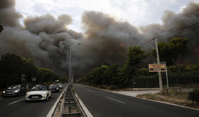 МНР: Нема информации за македонски државјани засегнати од пожарите во Грција