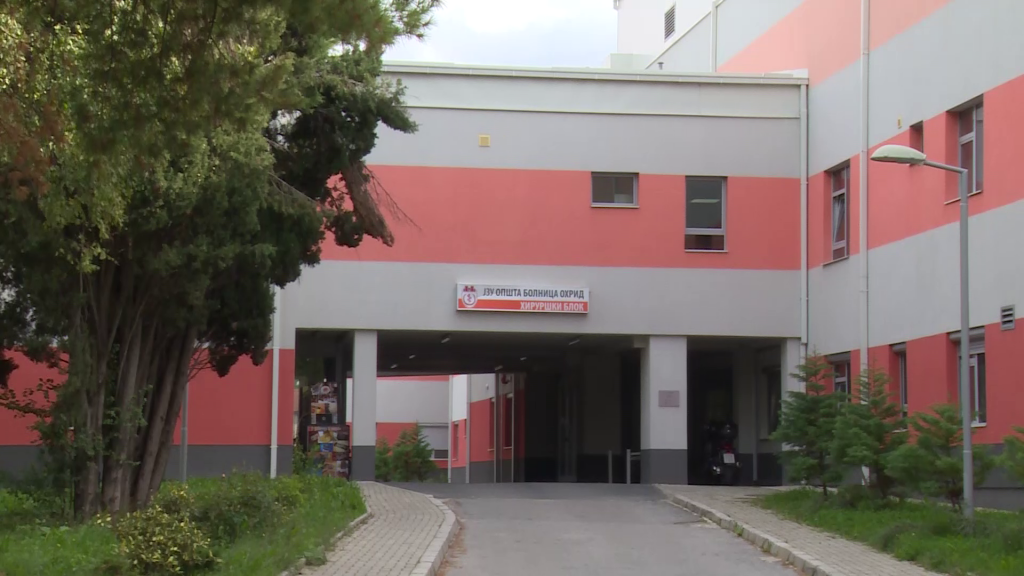 Општата болница во Охрид денес со сирени и оддаде почит на првата жртва на Ковид-19 од нивните редови