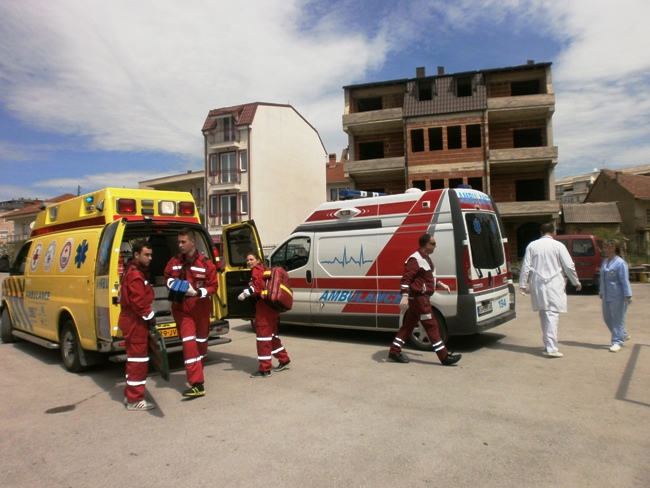 Охридската итна медицинска помош работи на „шкрги”, министерот по риба! Охриѓани се молат да не им се случи нешто ИМП нема со што да реагира!