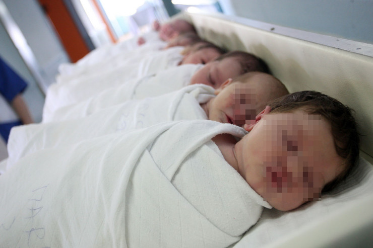 Бебиња за една третина помалку се раѓаат, што превзема Филипче?