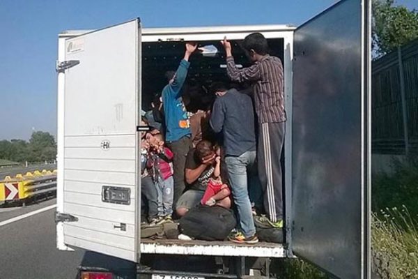 83 мигранти од Пакистан и Авганистан фатени во камион кај Гевгелија