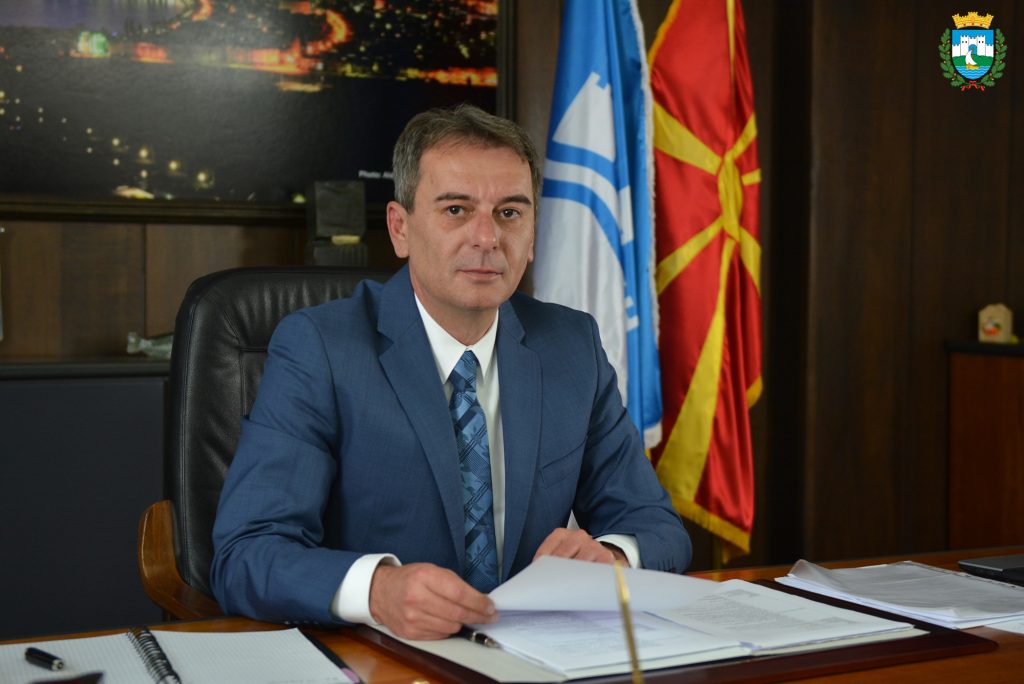 По примерот на Заев и Филипче, пари за младата Сара не даде и градоначалникот на Охрид