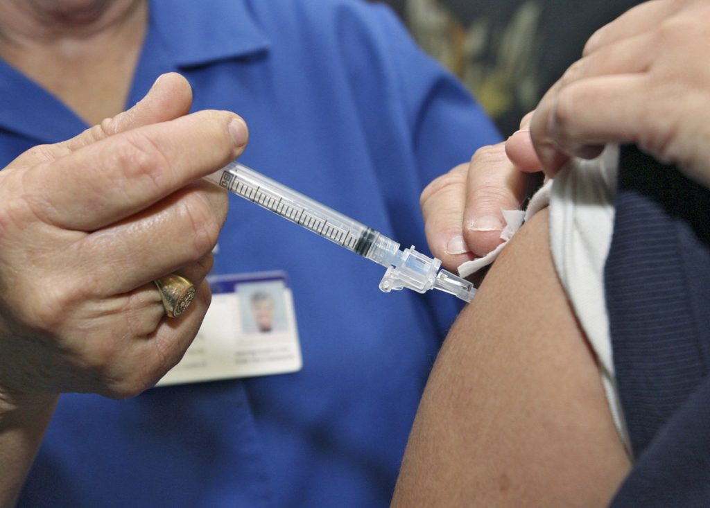 Граѓаните плаќаат приватно по 650 денари за вакцина, иако бесплатно им следува