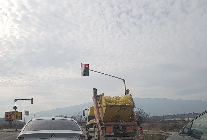 Медицински отпад на отворено во камион од Тетово до Скопје, никој од инспекторатите не реагира?
