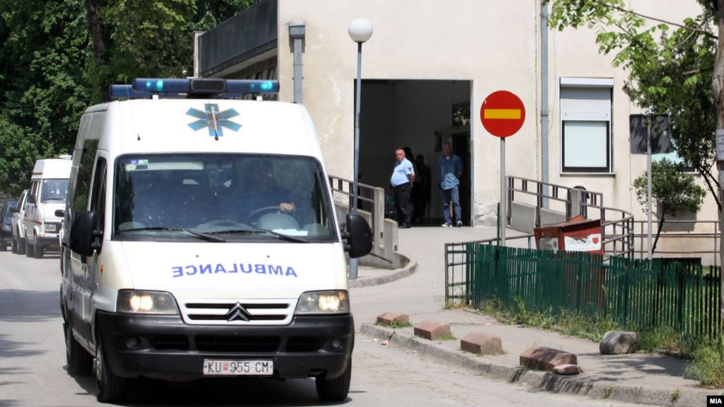 Итната помош бара лекари, со 5 лекари се чува здравјето на цело Скопје. Филипче ги гаси пунктовите, луѓе умираат, возило се чека и по 45 минути.