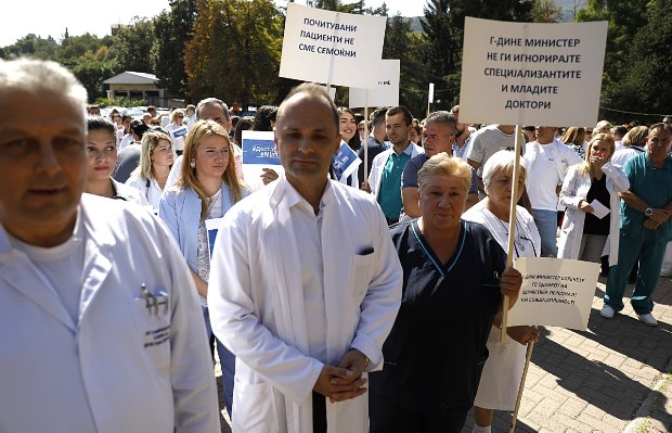 Медицинарите излегоа на протест: Доста е насилство!