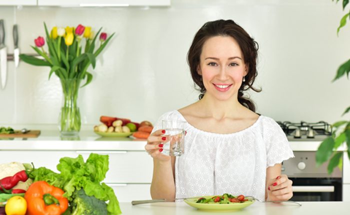 Дали е здраво да пиете вода за време на оброците?