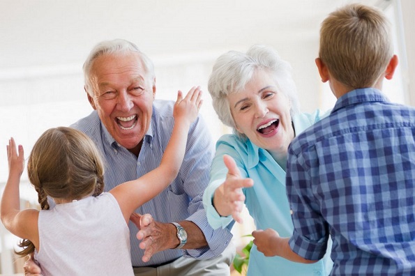 Децата кои растат покрај баби и дедовци се посреќни, попаметни и пообразувани