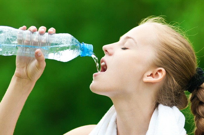 Во вашето шише за вода се кријат и до 300 илјади опасни бактерии