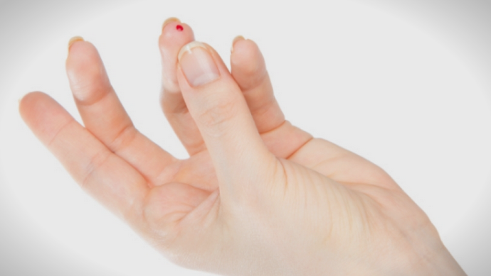 Зошто ни вадат крв токму од овој прст?