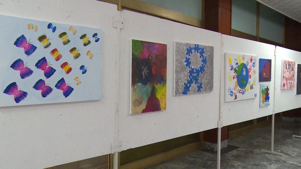 Во културниот дом во Тетово се одржа изложба на слики изработени од деца со Аутизам