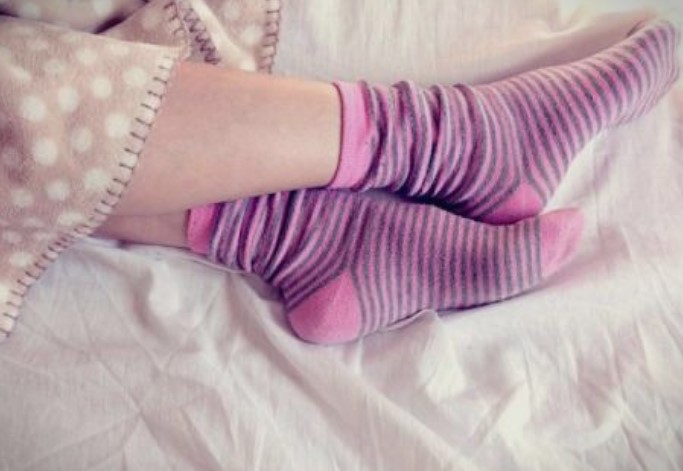 Корисно е и побргу ќе заспиете- спиењето во чорапи е здраво