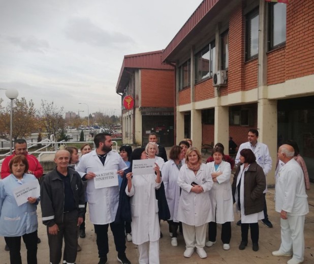 Администрацијата во повеќе медицински јавни установи во Скопје денеска излегоа на протест во знак на поддршка на колегите од Клинички