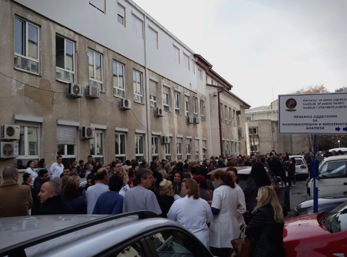 Медицинската администрација од Клинички излезе на протест пред Министерството за здравство