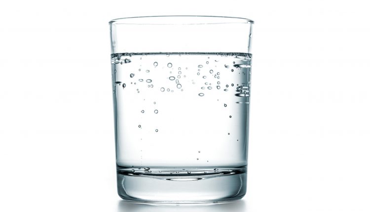 Која минерална вода и колку чаши дневно е препорачливо да се пие?