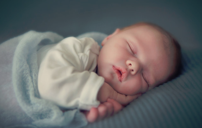 Стручен совет за младите родители: Со контролирано плачење до побрзо заспивање на бебето