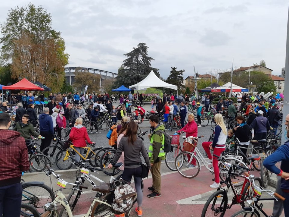 Околу 2.000 велосипедисти возеа низ улиците во рамки на караванот „Скопје на точак“