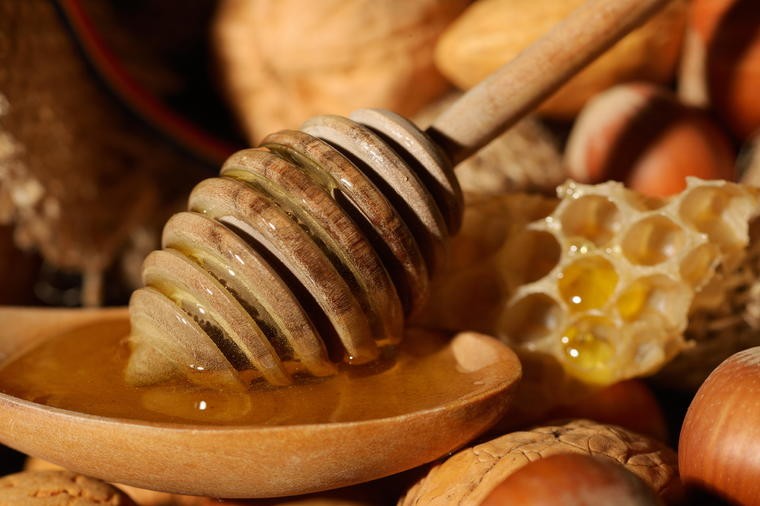Листа на болести кои се лекуваат со мед и ореви