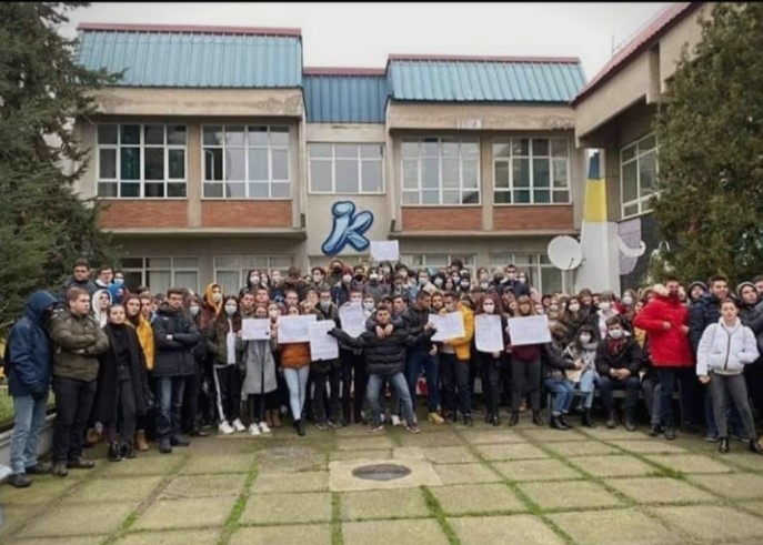 Средношколците и покрај заканите од директорите протестираа против загадениот воздух во Скопје (ФОТО)