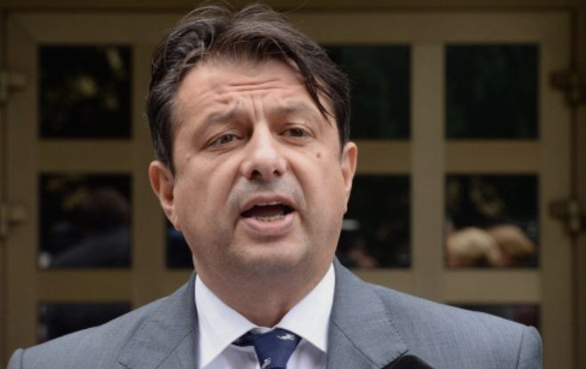 ФОТО: Македонија се гуши, а заменик министерот за животна средина се среќава со поранешни партиски секретари