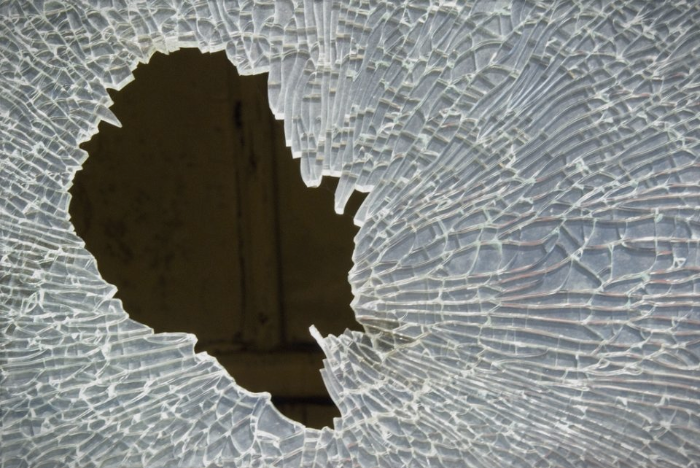 Приведен гевгеличанец, го скршил стаклото на здравствениот дом