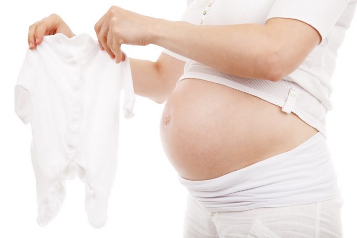 Дали знаете што прави бебето додека е во стомакот на мајката?