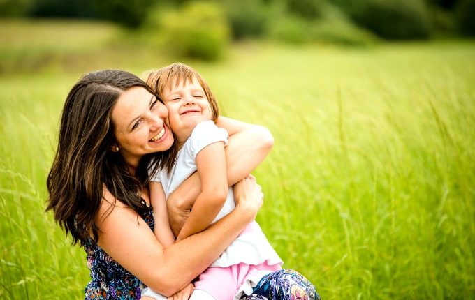 Колку повеќе ги гушкате своите деца, толку повеќе им го подобрувате целокупното психичко здравје