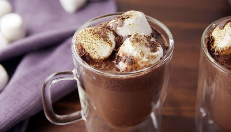 Топлото чоколадо е вкусно но и корисно да се пие во зима