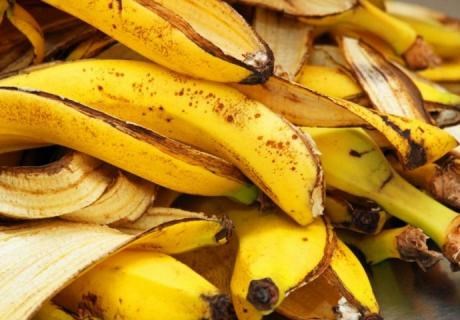 Ставете кора од банана на стапалата секоја вечер пред спиење – потоа измијте ги со млака вода