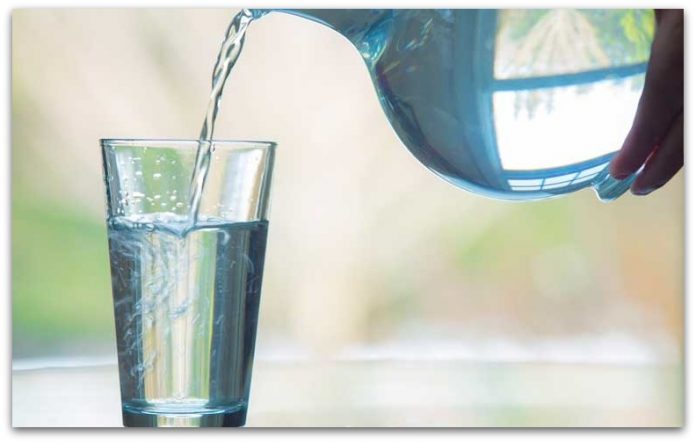 Дали да се пие вода пред или по јадење?
