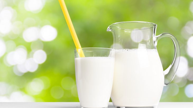 Кое млеко е поздраво, кравјото или растителното?