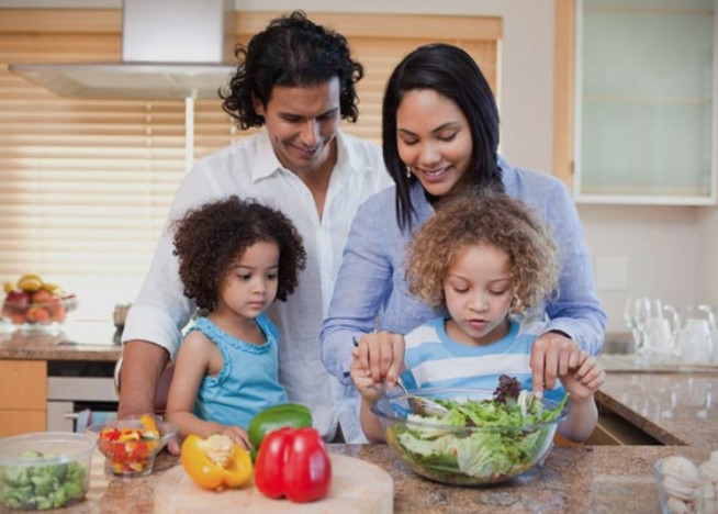 Експерт за фитнес и нутриционизам советува: Како да ги храните децата поздраво?
