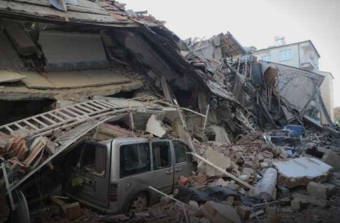 Расте бројот на загинати во разорниот потрес во Турција – Уште се бројат жртвите