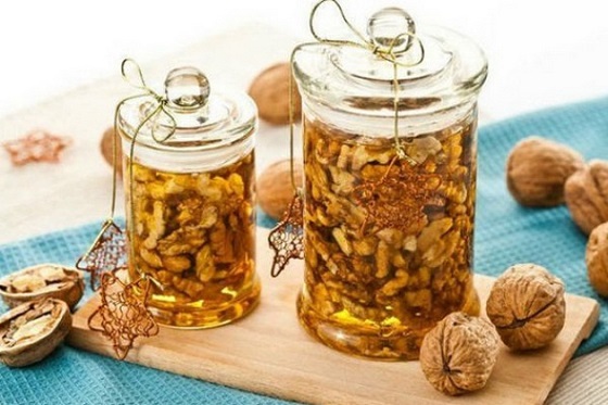 Мед и ореви во тегла – од што сè ќе ве заштитат оваа зима?