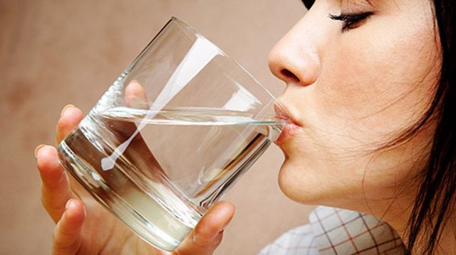 Чаша топла вода на празен желудник прави чуда: Ги решава овие 8 здравствени проблеми!